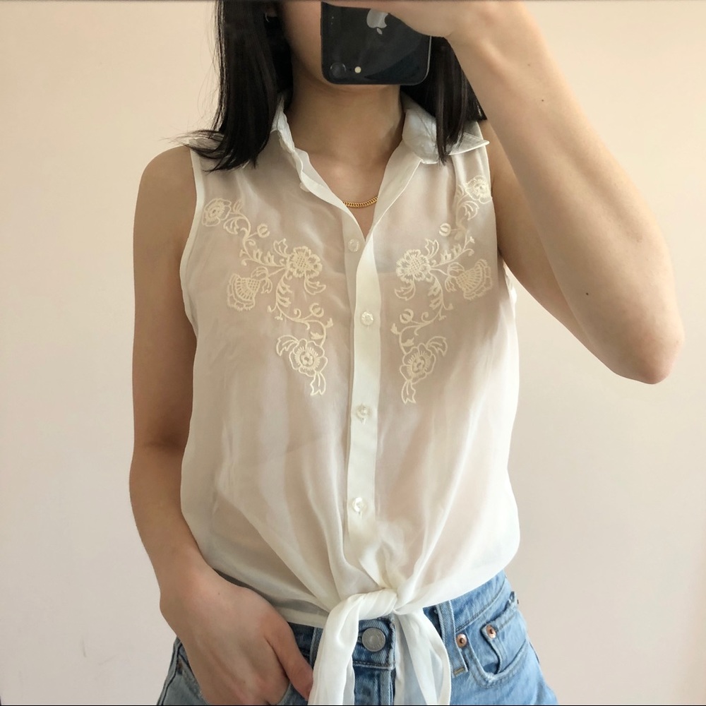 3/$20 🖤 White chiffon tie button up